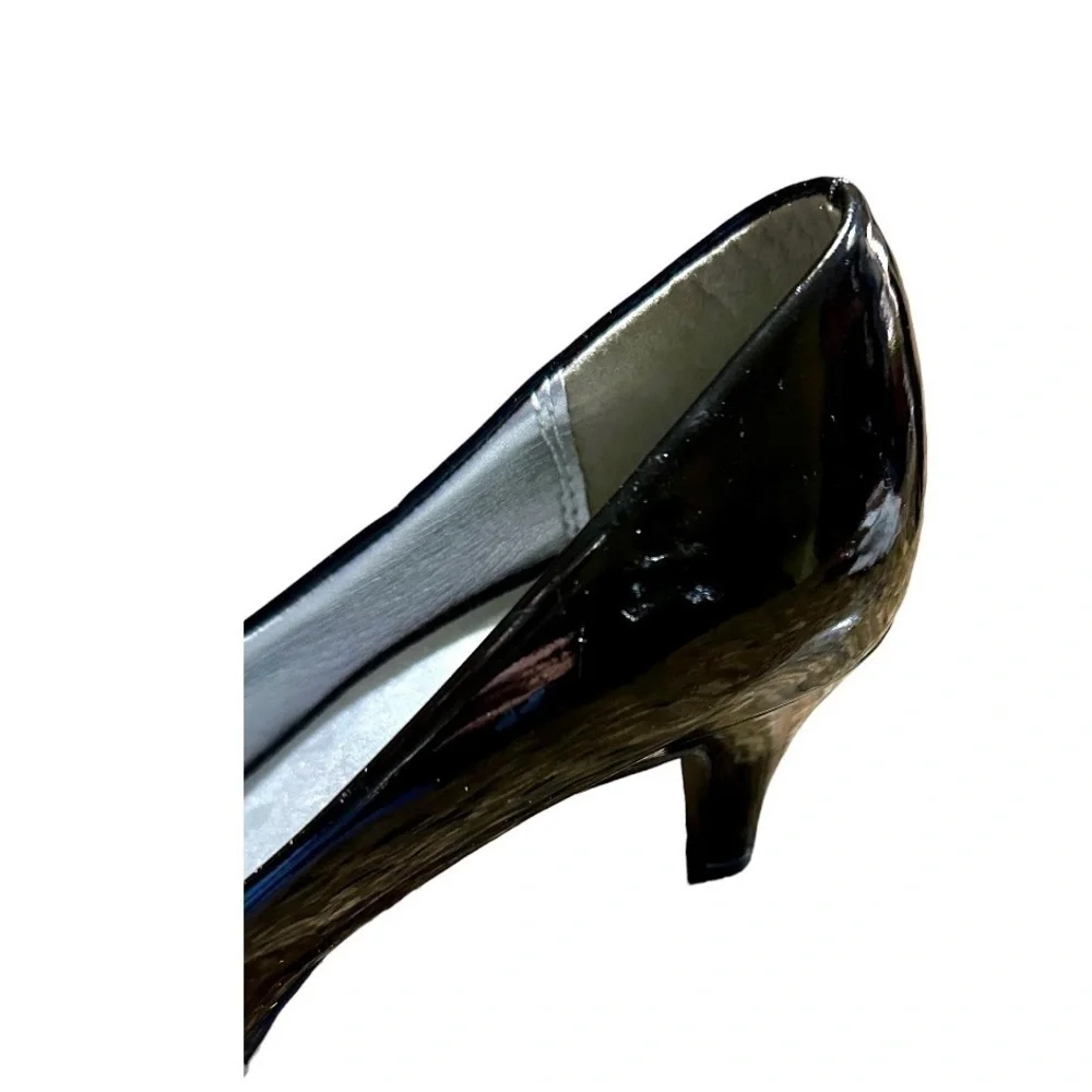 JACLYN SMITH, NWOT, WOMENS, BLACK PATENT HEELS. ALL MANMADE MATERIALS. SIZE 8W